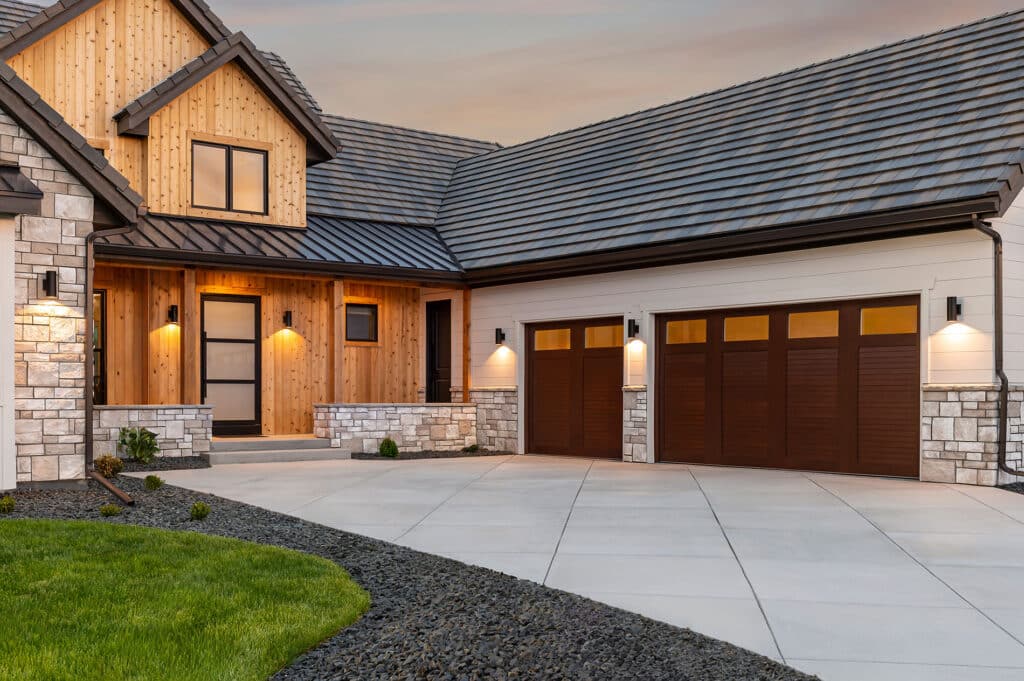 Clopay Canyon Ridge Louver Brown With Plain Windows