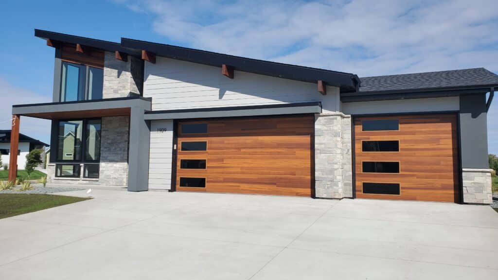 Chi Planks Cedar with Plain Long Windows